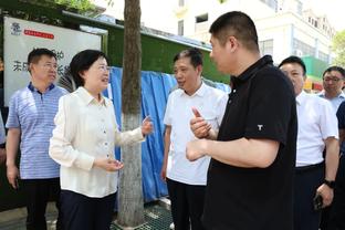 梅西未出场！中国香港TVB场外采访，背景多名球迷狂喊退钱